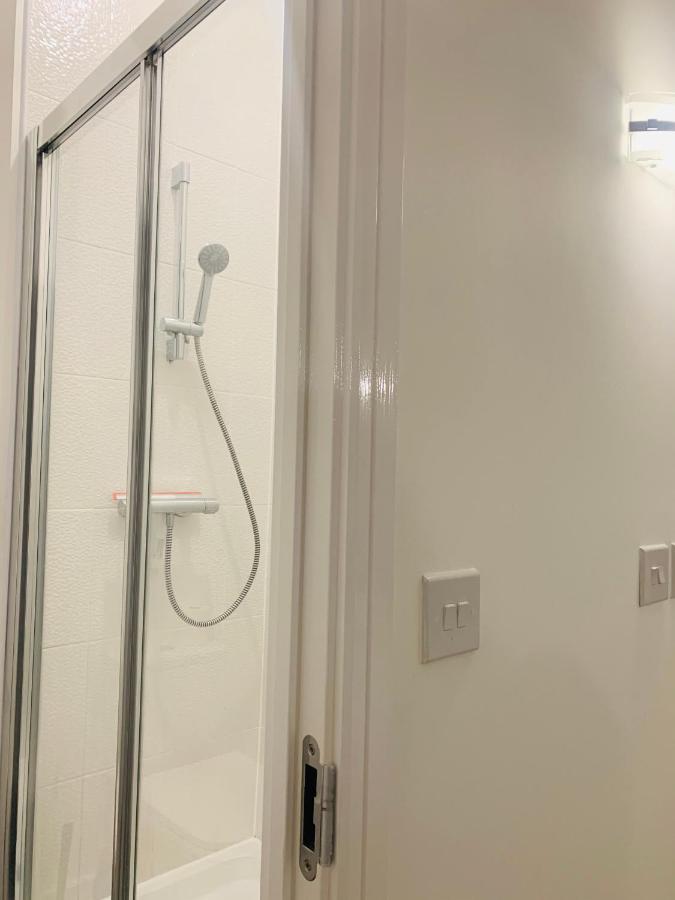 Deluxe En Suite Bedroom With Free On Site Parking Милтон-Кейнс Экстерьер фото